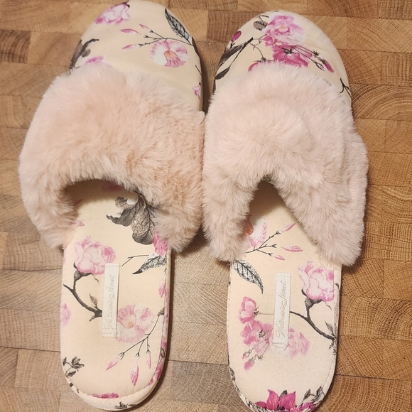 Victoria's Secret house slippers Size Large Pink Floral with fluffy pouf - Picture 13 of 16